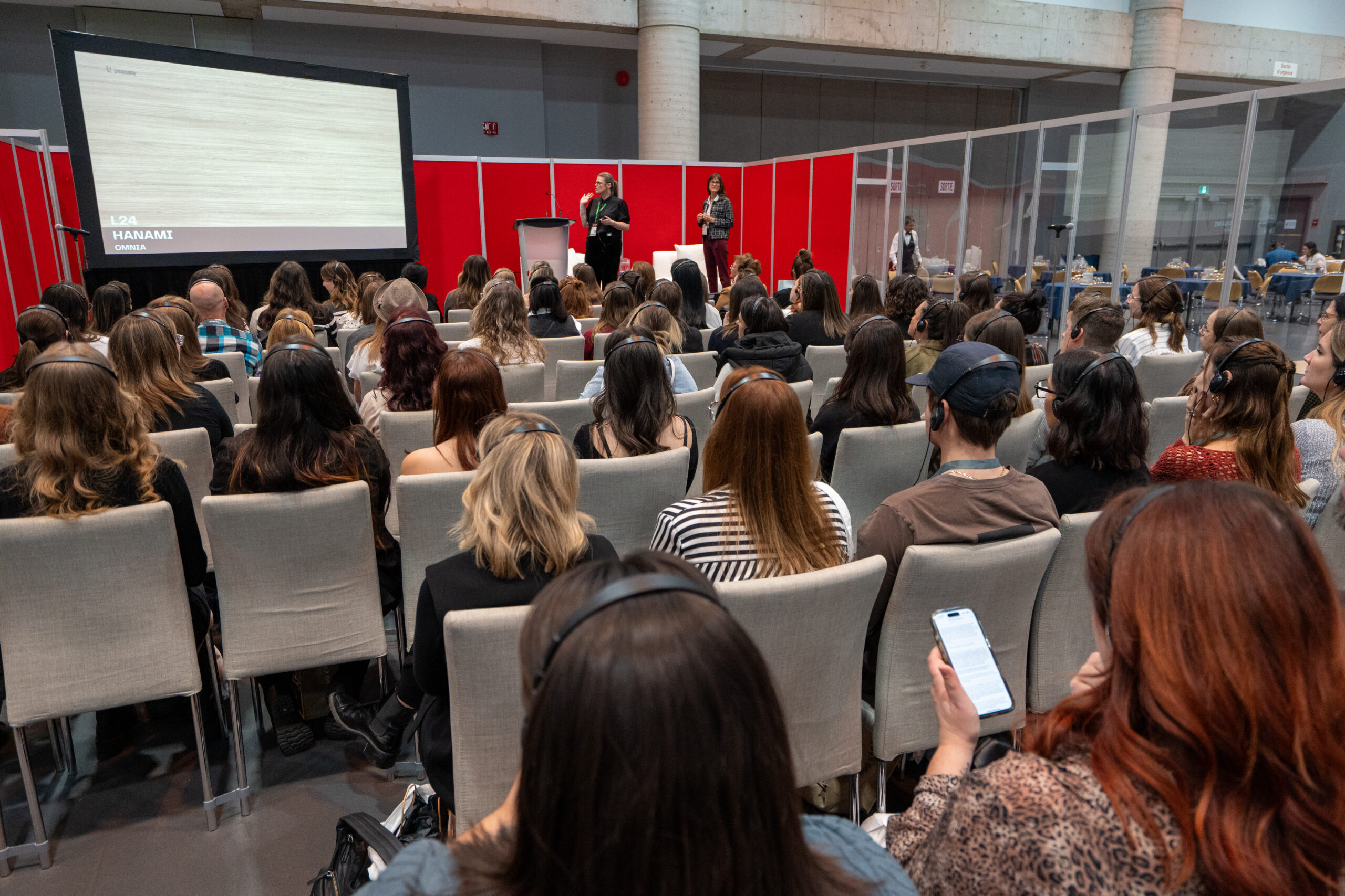 Échanges entre visiteurs et exposants